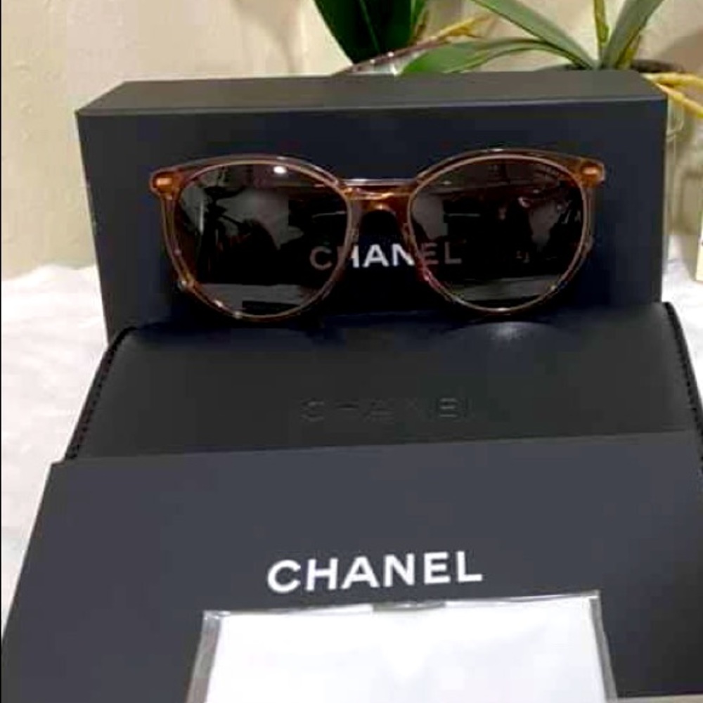 Brown Chanel Polarized sunglasses with case and box